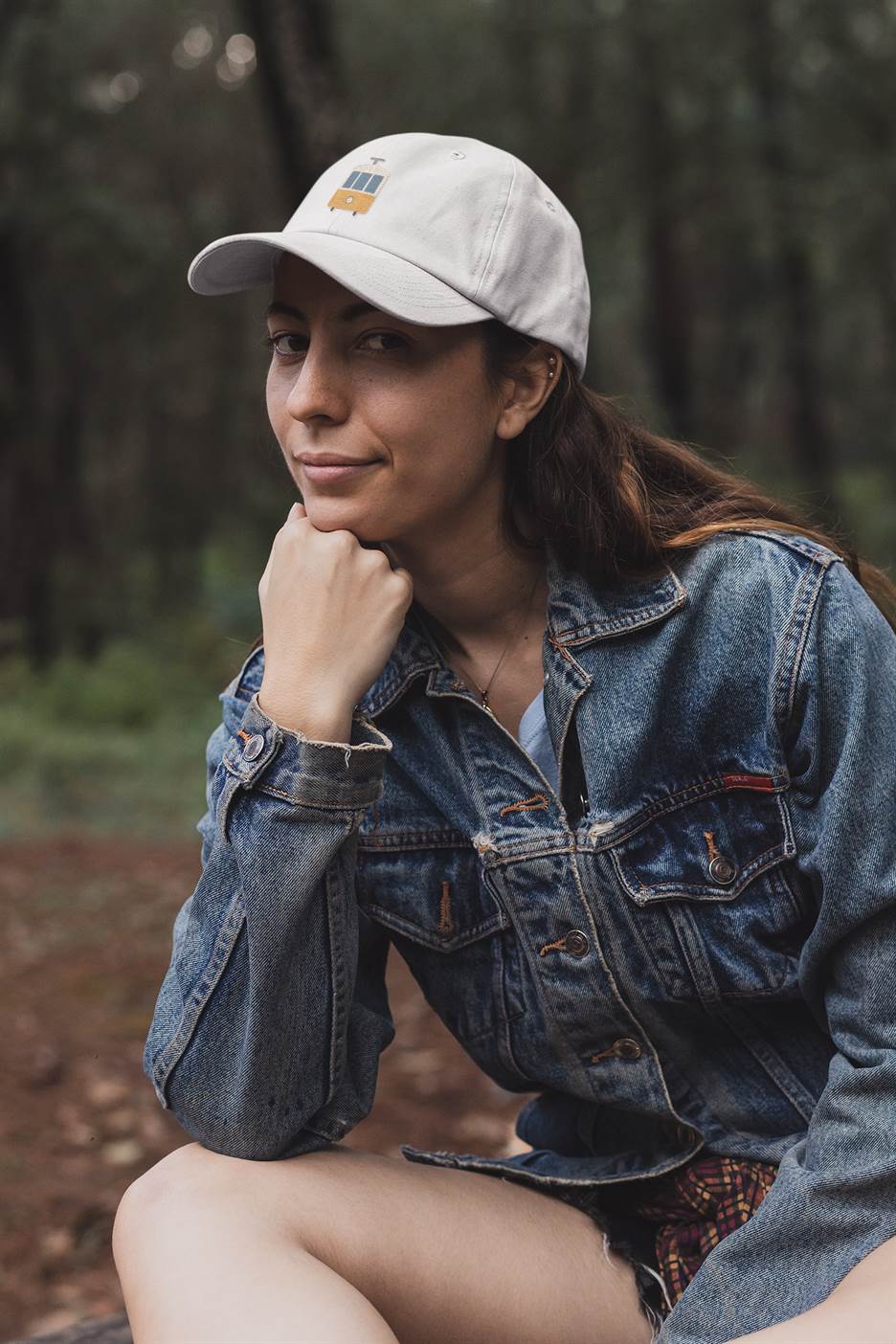 Detailed view of the minimalist Lisbon tram logo on the unisex cap.