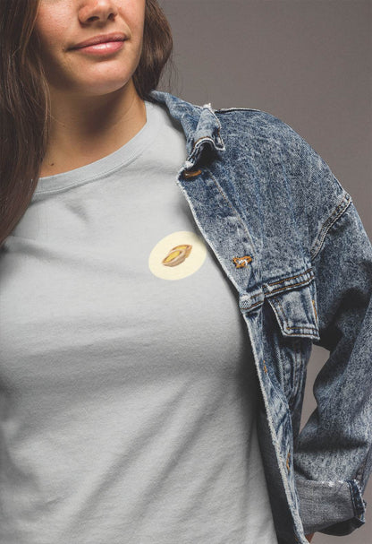 Close-up of the organic cotton fabric with the Pastel de Nata logo on the women’s T-shirt.