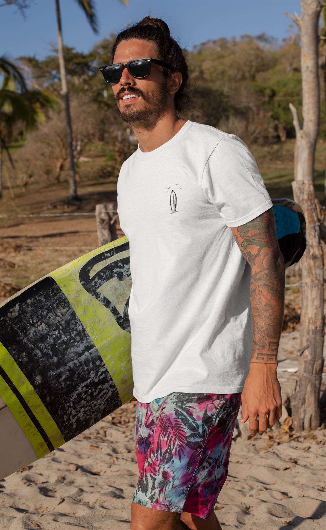 Detailed view of the minimalist surfboard logo on the Ericeira-inspired men’s T-shirt.