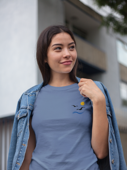 Organic cotton T-shirt with a minimal seagull design, ideal for Lisbon lovers.